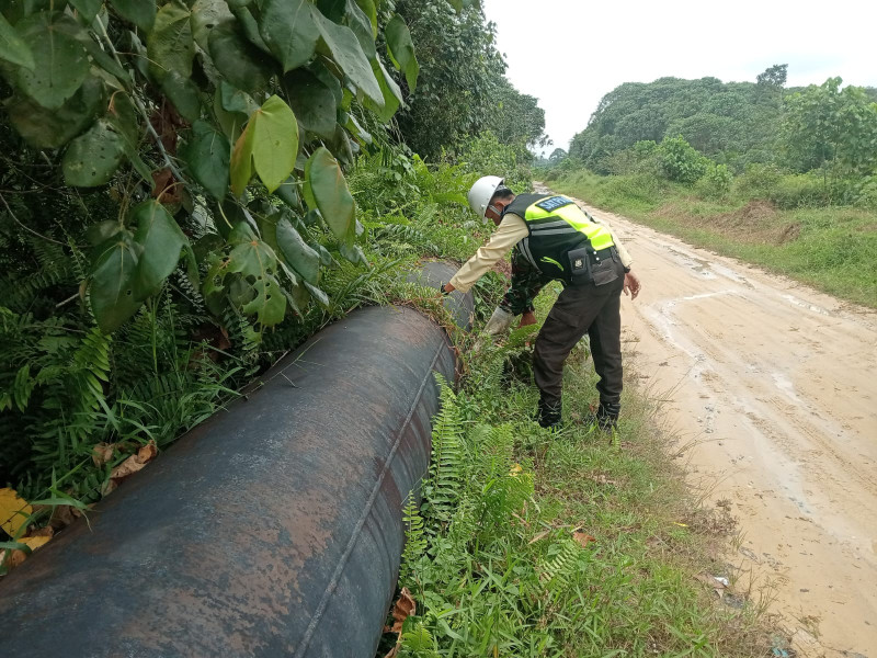Babinsa Koramil 01 Dumai Sosialisasikan Keamanan Pipa Minyak Kepada Pedagang di Bukit Timah