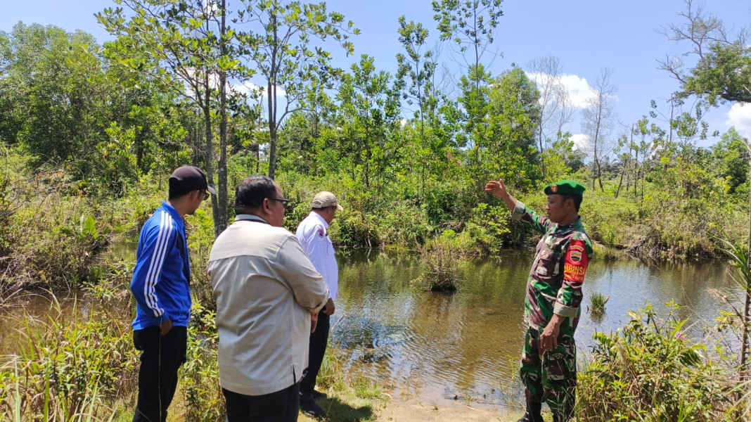 Cegah Kebakaran Lahan, Babinsa Serda M. Andi Darmawan Pantau Wilayah Bukit Kapur