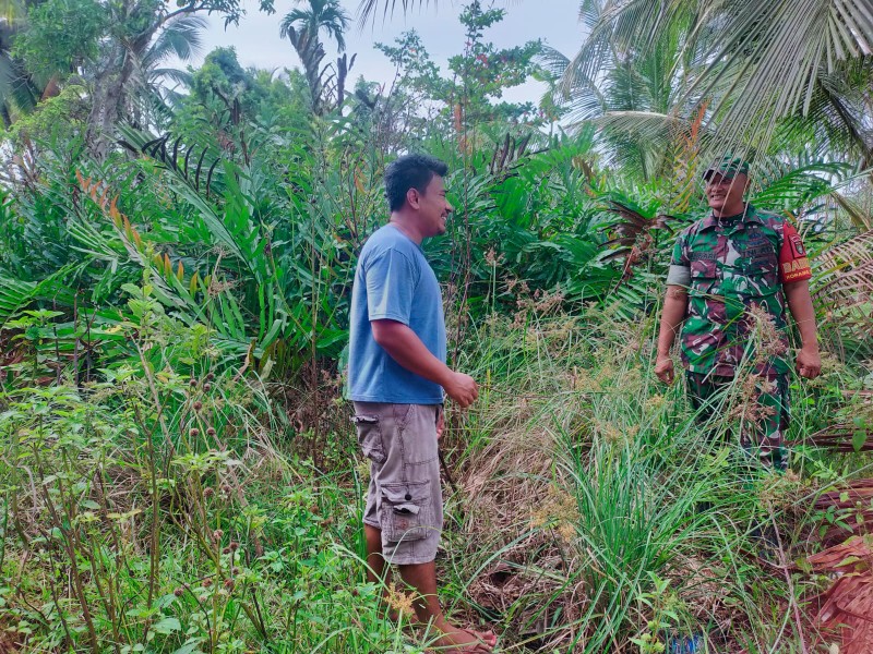 Jaga Kelestarian Lingkungan, Babinsa Merbau Pantau Titik Rawan Kebakaran di Pulau Merbau