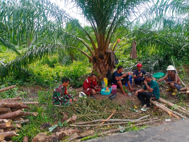 Dari Silaturahmi Jadi Kekuatan, Babinsa Hadir Satukan Warga Merbau
