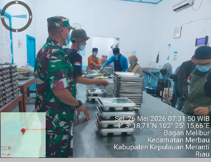 Babinsa Koramil 06/Merbau Kawal Pendistribusian Makan Sehat untuk Pelajar