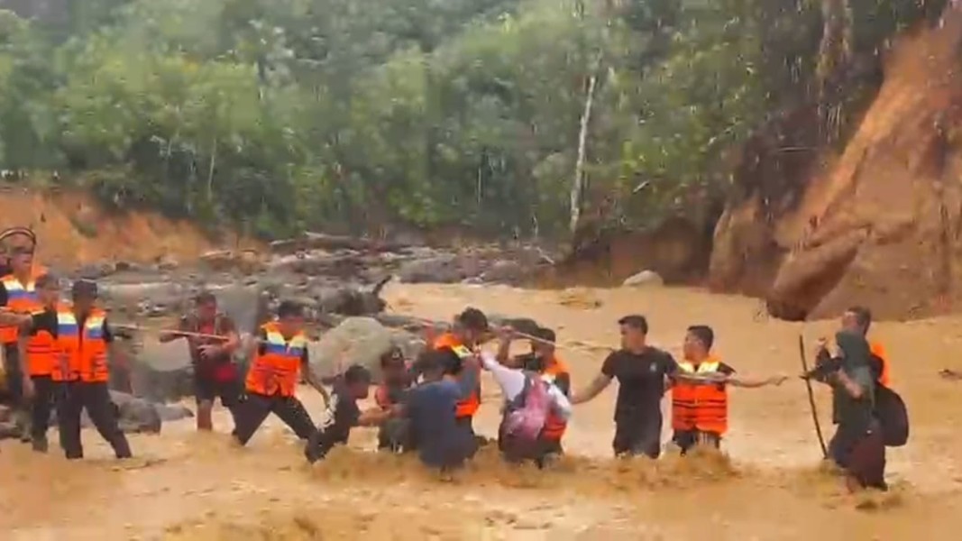Polri Hadir Saat Darurat, Brimob Polda Sumut Evakuasi 45 Warga Terisolir Banjir di Tapteng