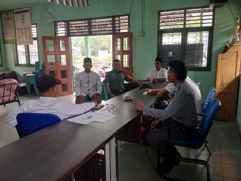 Jalin Silaturahmi, Babinsa Serda Syahrul Dorong Penyelesaian Masalah Secara Kekeluargaan
