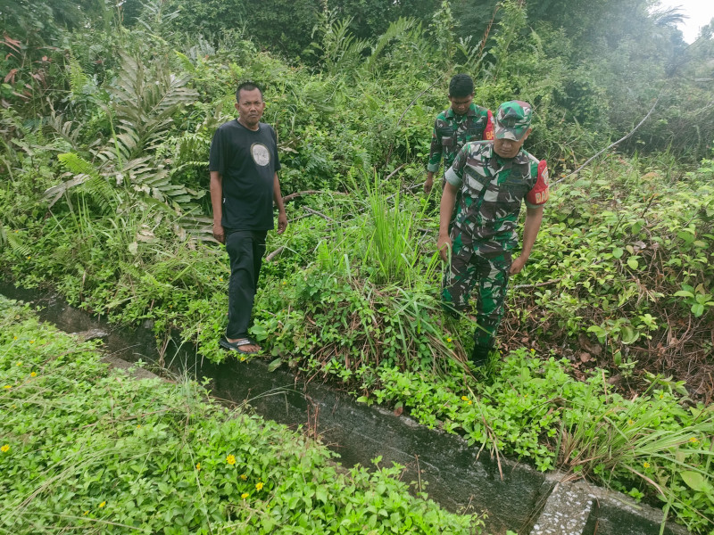 Patroli dan Komsos Babinsa Fokus Pada Pencegahan Karhutla di Kecamatan Tasik Putri Puyu