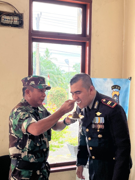 Peringatan HUT Bhayangkara ke-78, Danramil 02/BK Beri Kue Ulang Tahun di Polsek Bukit Kapur