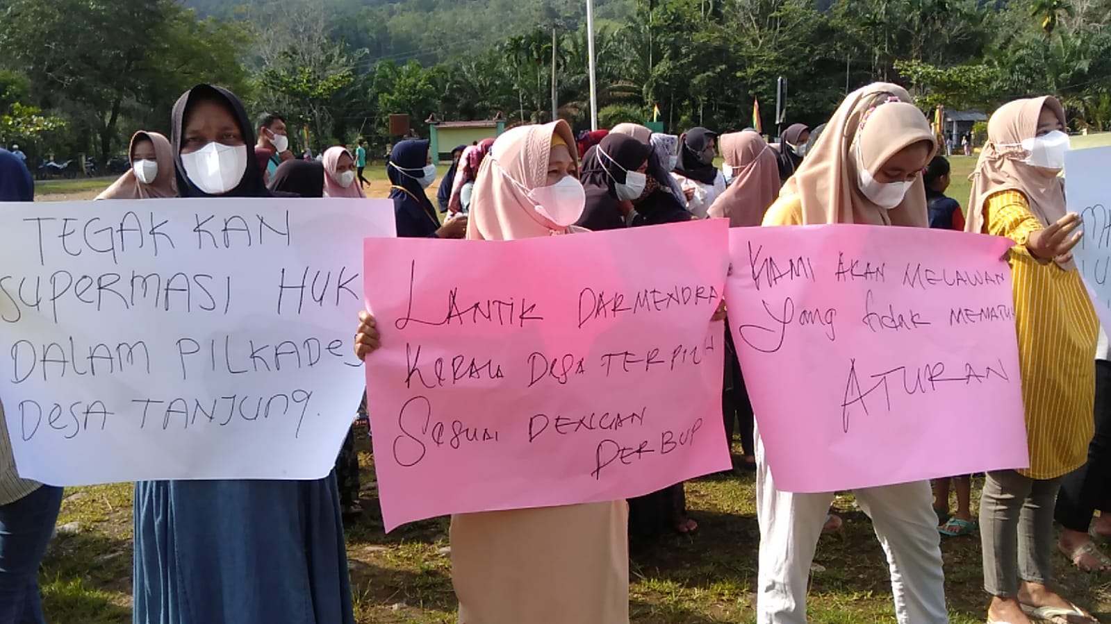 Demo Tandingan, Masyarakat Tanjung Berunjuk Rasa di Kantor Camat Koto Kampar Hulu 