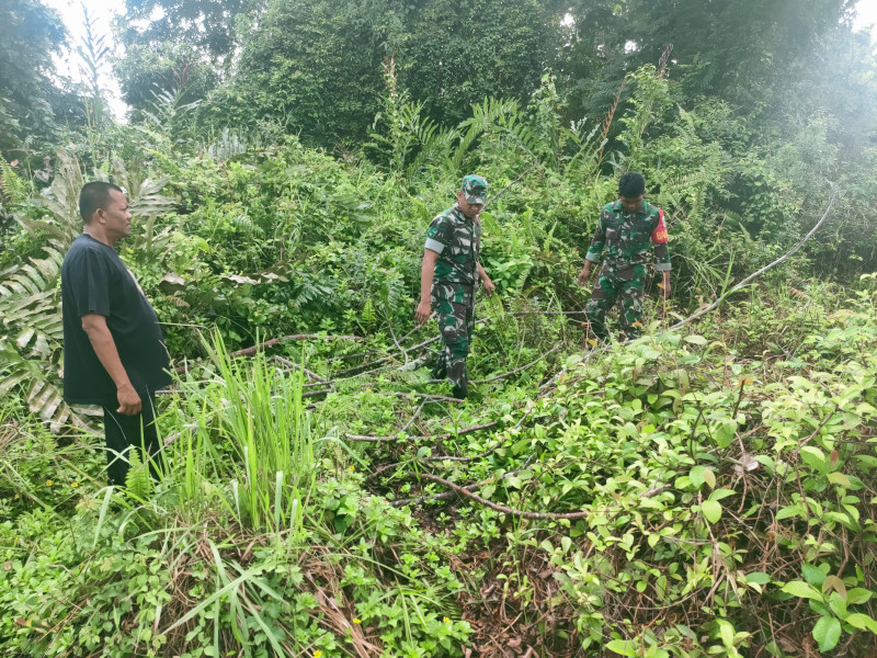 Patroli dan Sosialisasi Karhutla Babinsa Serda Rian dan Pratu Roihan, Upaya Cegah Kebakaran di Tasik Putri Puyu
