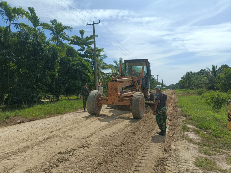 Alat Berat Mulai Diturunkan Dalam Pelaksanaan TMMD Ke 117 Bantu Proses Perbaikan Infrastruktur Disasaran Pertama