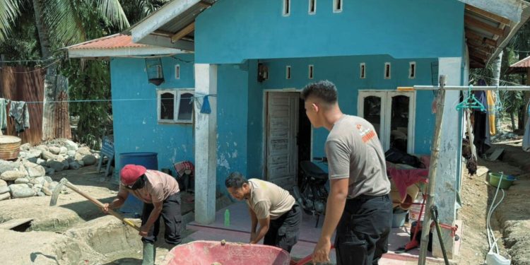 Langkah Nyata Brimob Polda Sumut Dampingi Warga Tapsel Bangkit Pascabencana