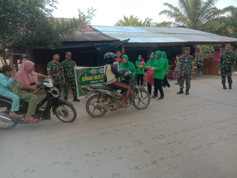 Suasana Ramadan, Ratusan Paket Takjil Dibagikan di Depan Markas Koramil 03 Sungai Sembilan