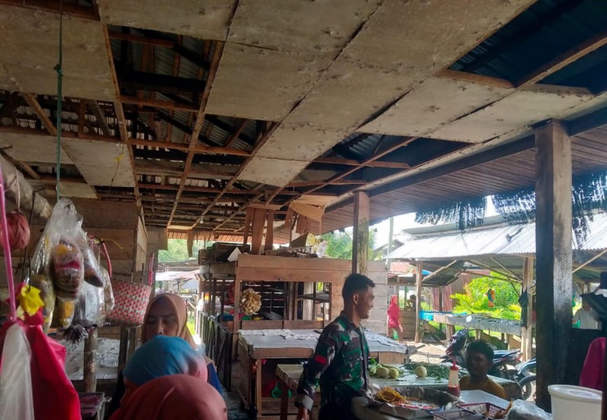 Wujudkan Kampung Pancasila, Babinsa Koramil 06/Merbau Gelar Komsos dengan Pedagang