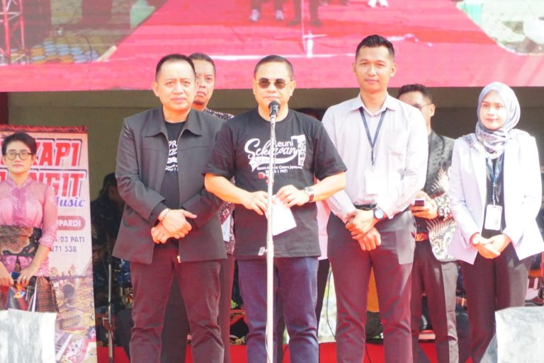 Bupati Pati Berikan Bantuan untuk Siswa SMA/SMK Kurang Mampu