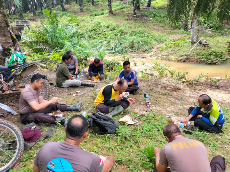 Dipimpin Iptu Lof Lasri, Personil Polsek Tandun Patroli Karhutla di Kawasan Hutan Bukit Suligi