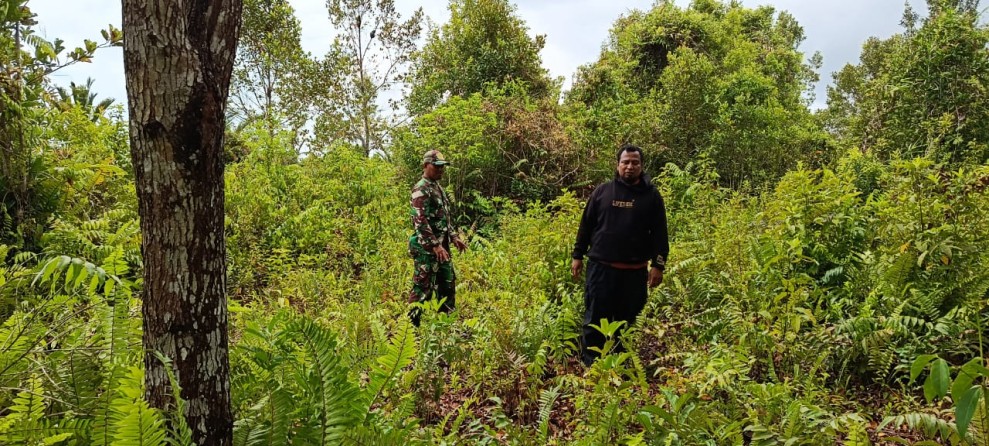Patroli Rutin Karhutla, Babinsa Cek Sumber Air dan Wilayah Rawan Kebakaran