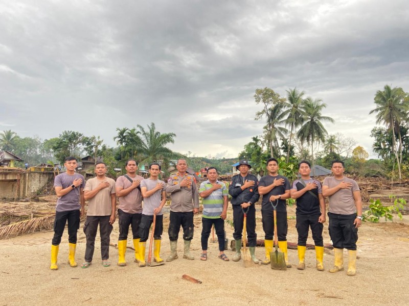 Dibalik Seragam Ada Kepedulian , Polres Labusel Bersama Warga Pulihkan Batang Toru Pascabanjir