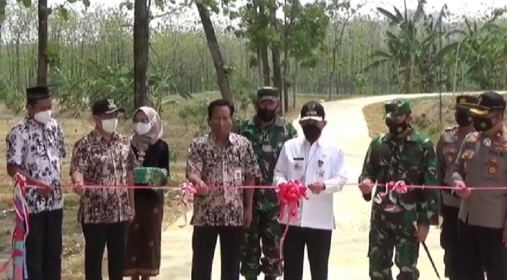 Bupati Pati Didampingi Dandim 0718/Pati Resmi Tutup Program TMMD Tahap III TA 2021
