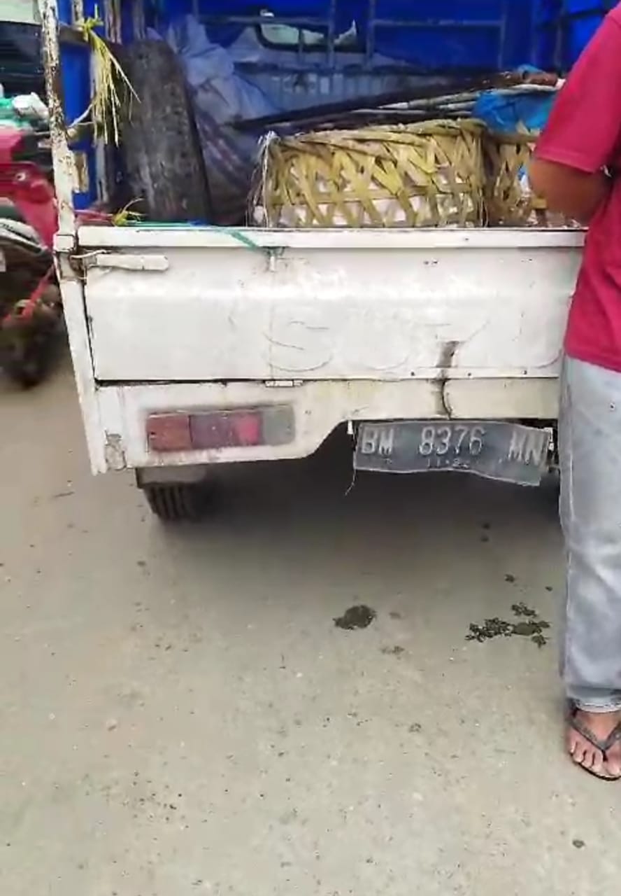Mobil Carry Pick Up Tabrak Lapak Pedagang Buah di Pasar Kasikan Tapung Hulu