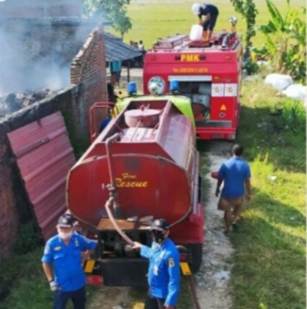 Gudang Kapuk di Desa Karaban Pati Dilalap Sijago Merah, Tiga Orang Mengalami Luka Bakar 