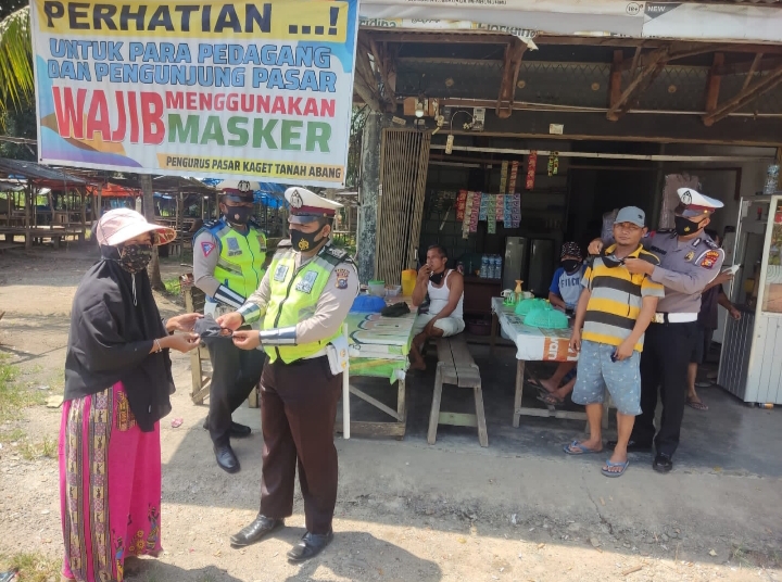 Operasi Zebra Lancang Kuning 2021, Di Desa Puo Raya Dan Aliantan, Polisi Bagikan Stiker 'Ayo Pakai Masker'