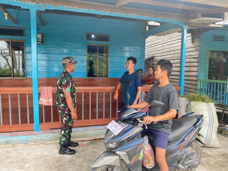 Pererat Silaturahmi, Babinsa Laksanakan Komsos di Teluk Belitung