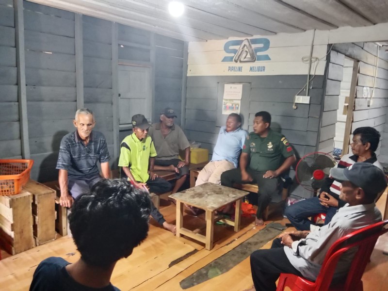 Babinsa Teluk Belitung Gencarkan Edukasi Nilai Gotong Royong di Kampung Pancasila