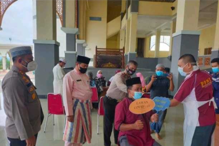 Plh Bupati Dan Kapolres Rohul Laksanakan Vaksinasi di Pelataran Mesjid Agung Islamic Centre