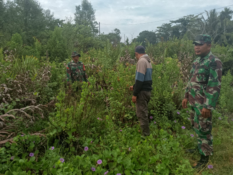 Serda A. Purba dan Praka Yudi Gelar Patroli Rutin di Wilayah Rawan Karhutla
