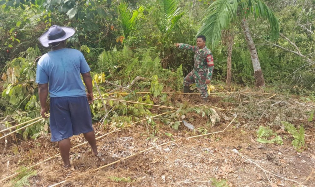 Langkah Awal Mencegah Potensi Karhutla, Babinsa Merbau Laksanakan Patroli
