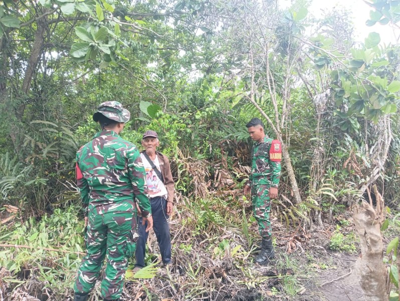 Sertu Aldo dan Pratu Roihan Ajak Warga Cegah Karhutla Lewat Patroli Rutin