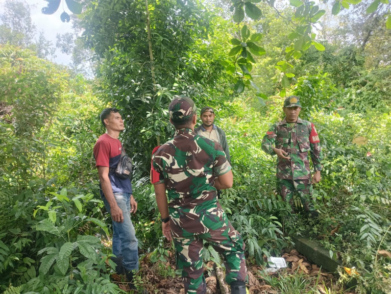 Cegah Karhutla, Babinsa Ajak Warga Desa Selat Akar Jaga Lingkungan