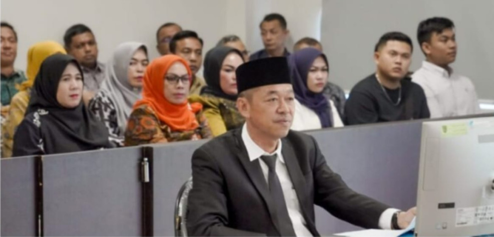 Bupati Rohil Afrizal Sintong Lulus Ujian Tesis di Pascasarjana UIR