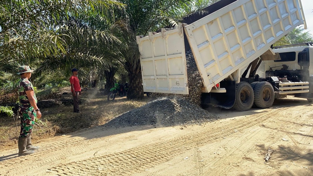 Satgas TMMD ke-124 Kodim 0303/Bengkalis Turunkan Material Untuk Pengerasan Jalan