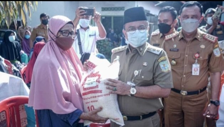 Wawako Jambi Maulana Salurkan Bantuan PPKM