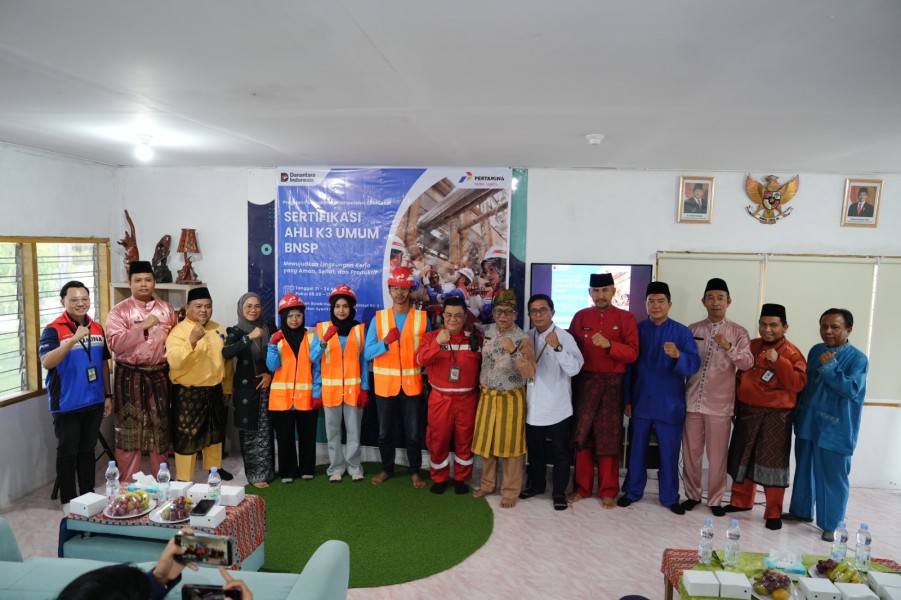 Pertamina Patra Niaga Kilang Dumai Perkuat Daya Saing Pemuda Sekitar Area Operasi Melalui Sertifikasi K3 BNSP