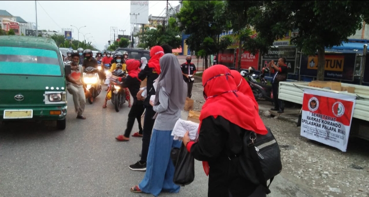 Laskar Palapa Riau Berbagi Masker dan Takjil