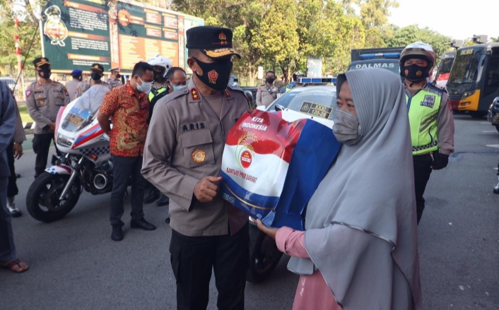 Kapolda Kepri Salurkan Bantuan Sosial PPKM Darurat