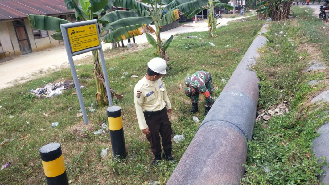 Menjaga Keamanan Saluran Minyak, Sertu Jumat Desmanto Patroli Bersama Security Pertamina