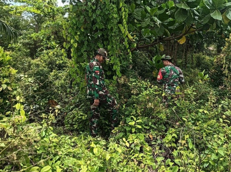 Babinsa Bersama Warga Renak Dungun Tangkal Potensi Karhutla