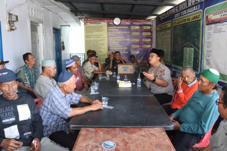 Kapolres Langkat melaksanakan Jumat Curhat dan Makan bersama dengan Abang Penarik becak serta Sampaikan Pesan Kamtibmas