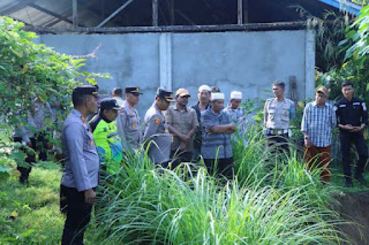 Kapolres Rohul Bantu Pembangunan MCK Madrasah Diniyah Awaliyah (MDA) Darul Fatih Rokan IV Koto