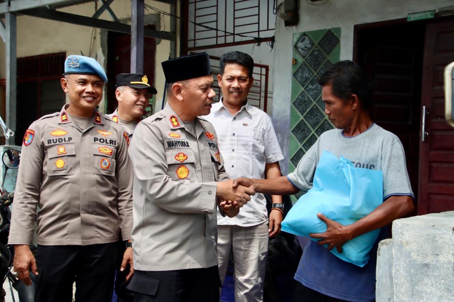 Kapolres Pelabuhan Belawan Beri Bantuan Sembako untuk Warga Terdampak Banjir Rob