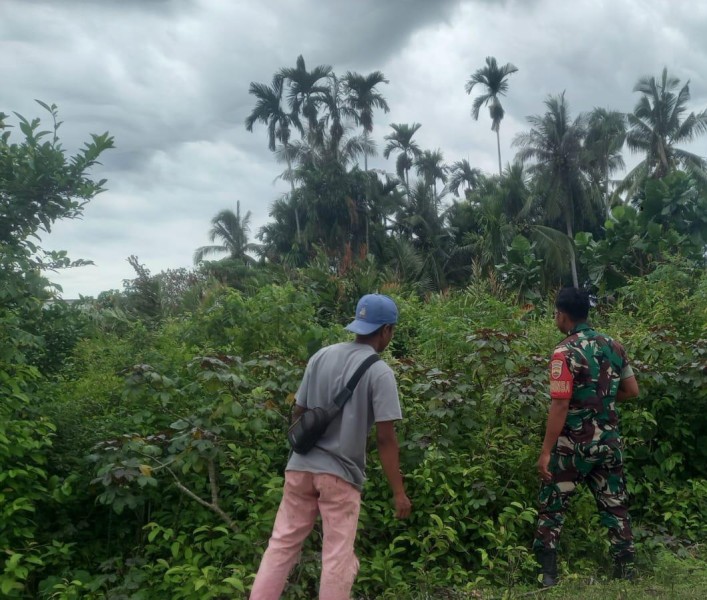 Babinsa dan Warga Bersinergi Pantau Titik Rawan Karhutla di Kampung Binaan