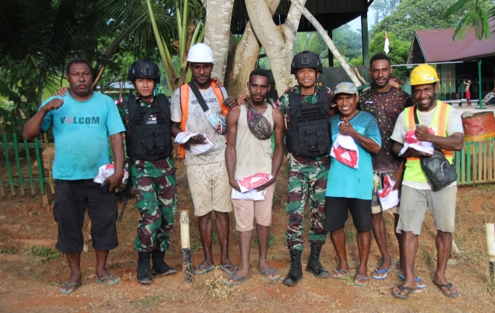 Satgas Pamtas RI- PNG Yonif 410/ Alugoro Berikan Bantuan Baju Merah Putih Kepada Pekerja PLN