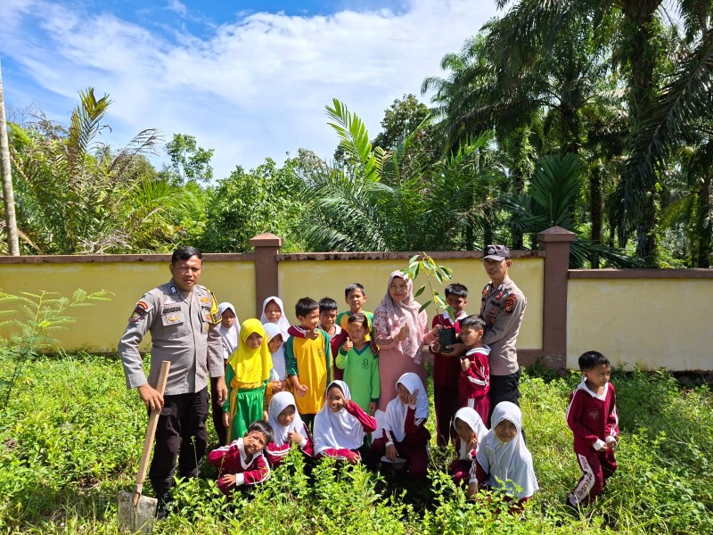 Polres Rokan Hulu dan Polsek Jajaran Tanam Pohon di 23 Sekolah Sebagai Wujud Nyata Green Policing