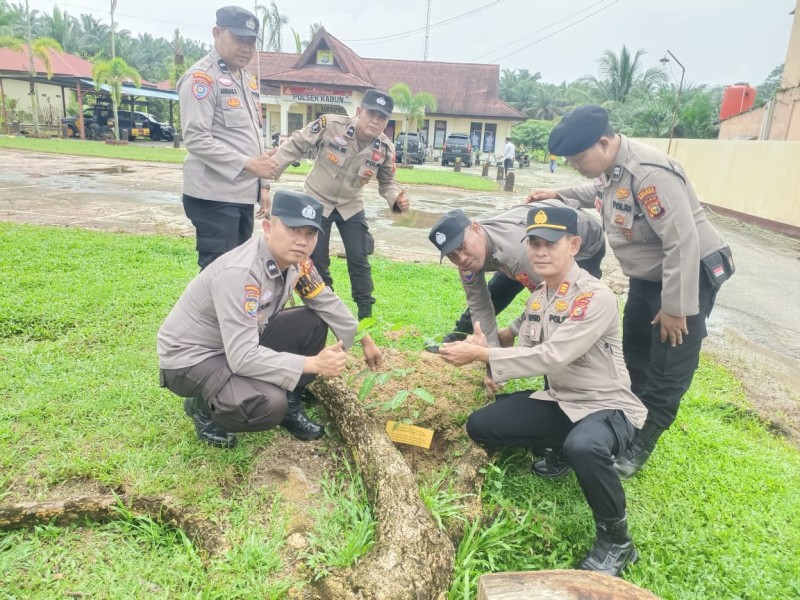 Program Kapolda Riau; AKP Lupino Serahkan Kado Ulang Tahun Berupa Pohon, Simbol Kepedulian Dan Harapan Untuk Masa Depan
