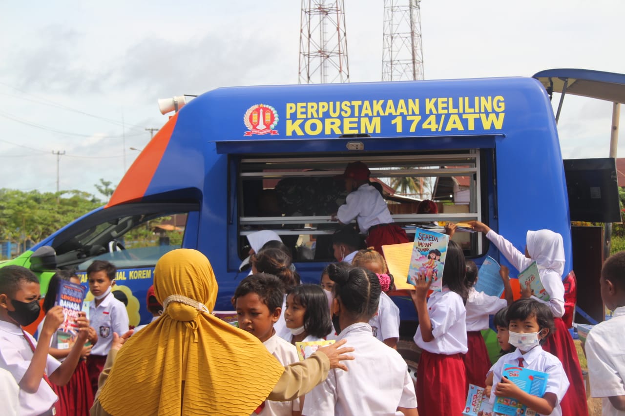 Mobil Pintar Datang Anak Papua Senang