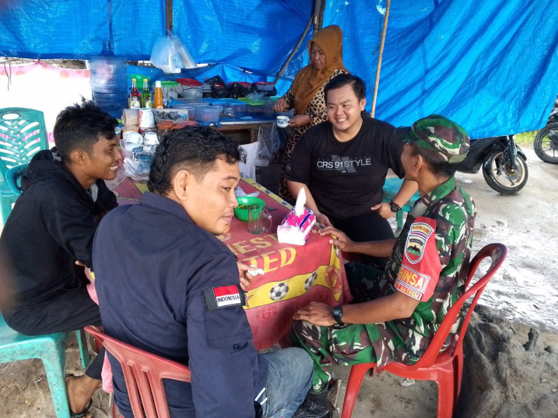 Komsos Babinsa dengan Pedagang Jalanan Tingkatkan Kesejahteraan Masyarakat