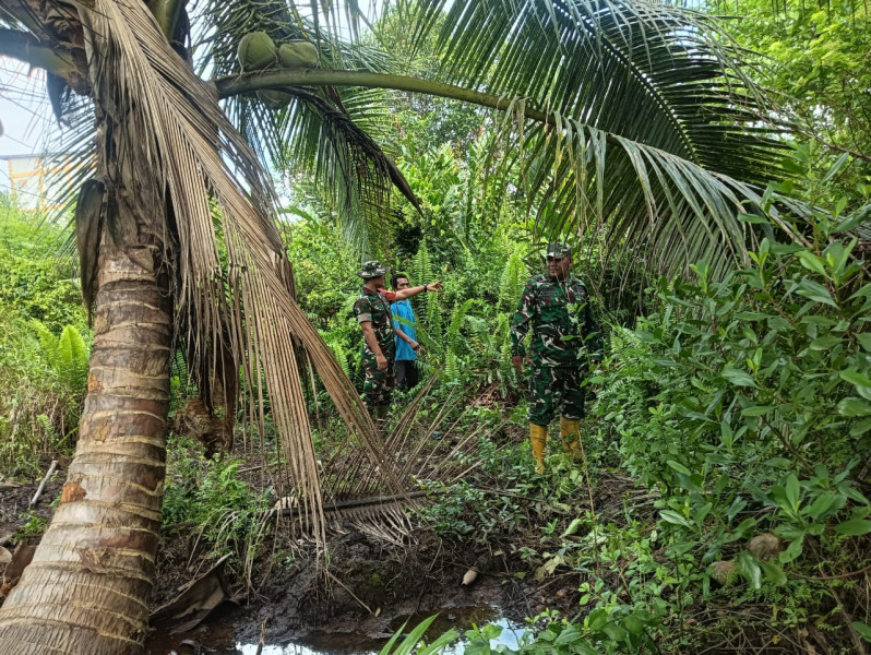 Babinsa Bersama Warga Patroli Karhutla Cegah Kebakaran di Meranti