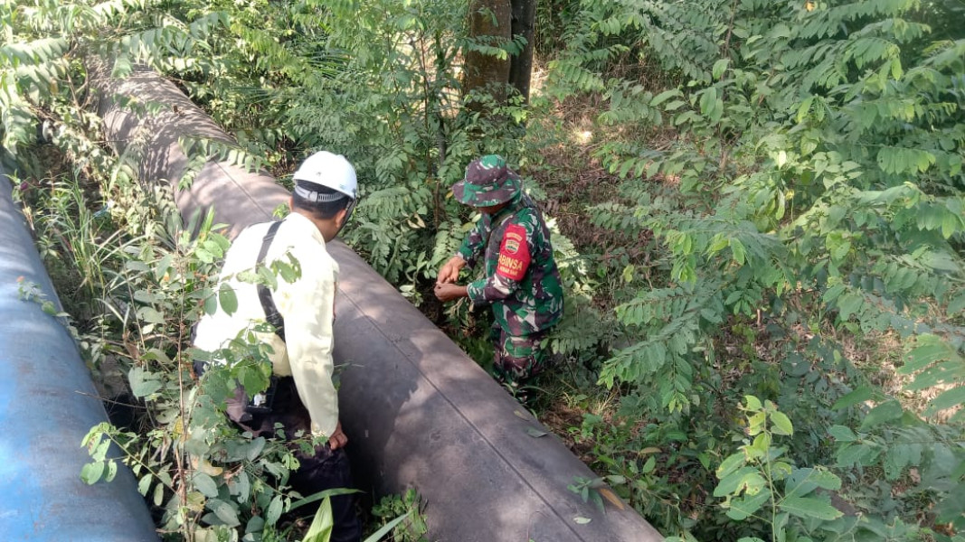 Babinsa Koramil 01/Dumai dan Security Pertamina Patroli Keamanan Pipa Minyak