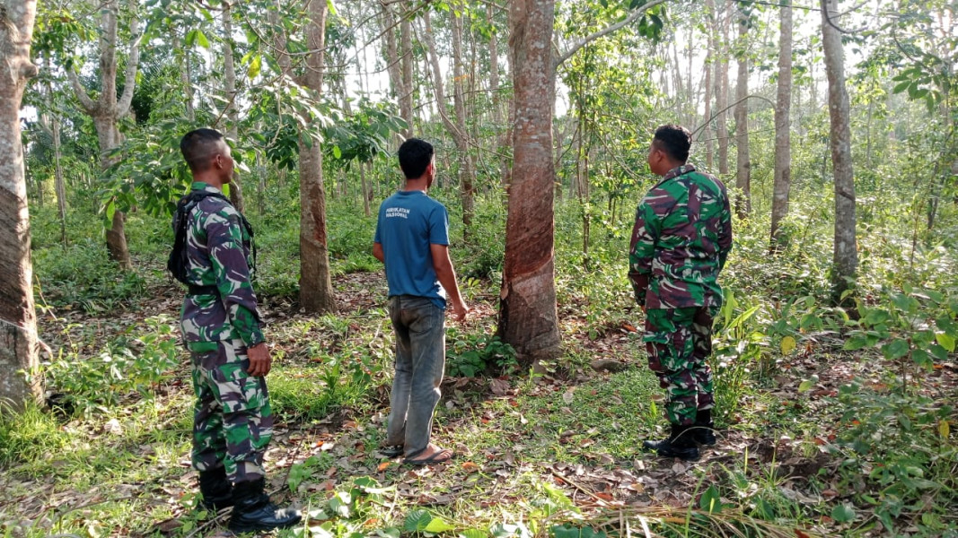 Patroli Karhutla Oleh Babinsa di Desa Renak Dungun Cegah Titik Api